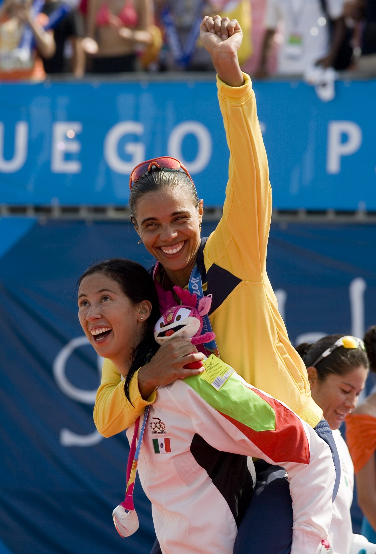 Bibiana Candela carrega Juliana após final no vôlei de praia (21/10/2011)