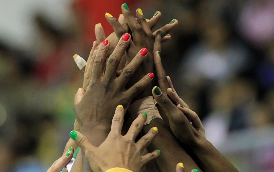 Brasileiras exibem unhas multicoloridas antes de partida pelo Pan de Guadalajara, neste sábado, com vitória sobre a Jamaica (22/10/2011)