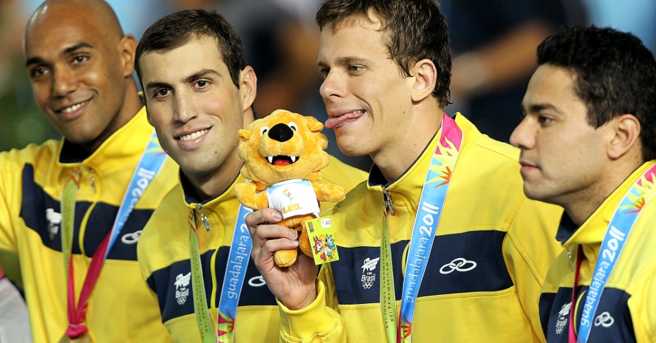 Cesar Cielo mostra a língua na comemoração do ouro nos 4x100m medley, fechahdo a natação no Pan-2011 (21/10/2011)'