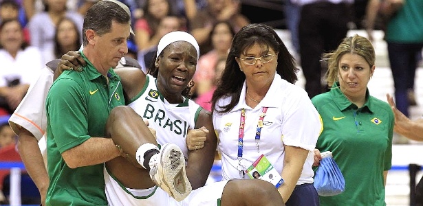 Clarissa é carregada de quadra durante a vitória do Brasil na disputa do basquete 