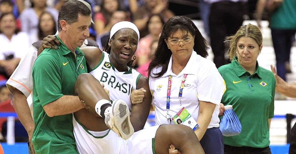 Clarissa é carregada de quadra durante a vitória do Brasil na disputa do basquete no Pan-2011 (22/10/2011)
