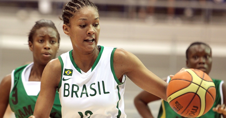 Damiris controla a bola na frente da marcação na partida entre Brasil e Jamaica pelo basquete do Pan (22/10/2011)
