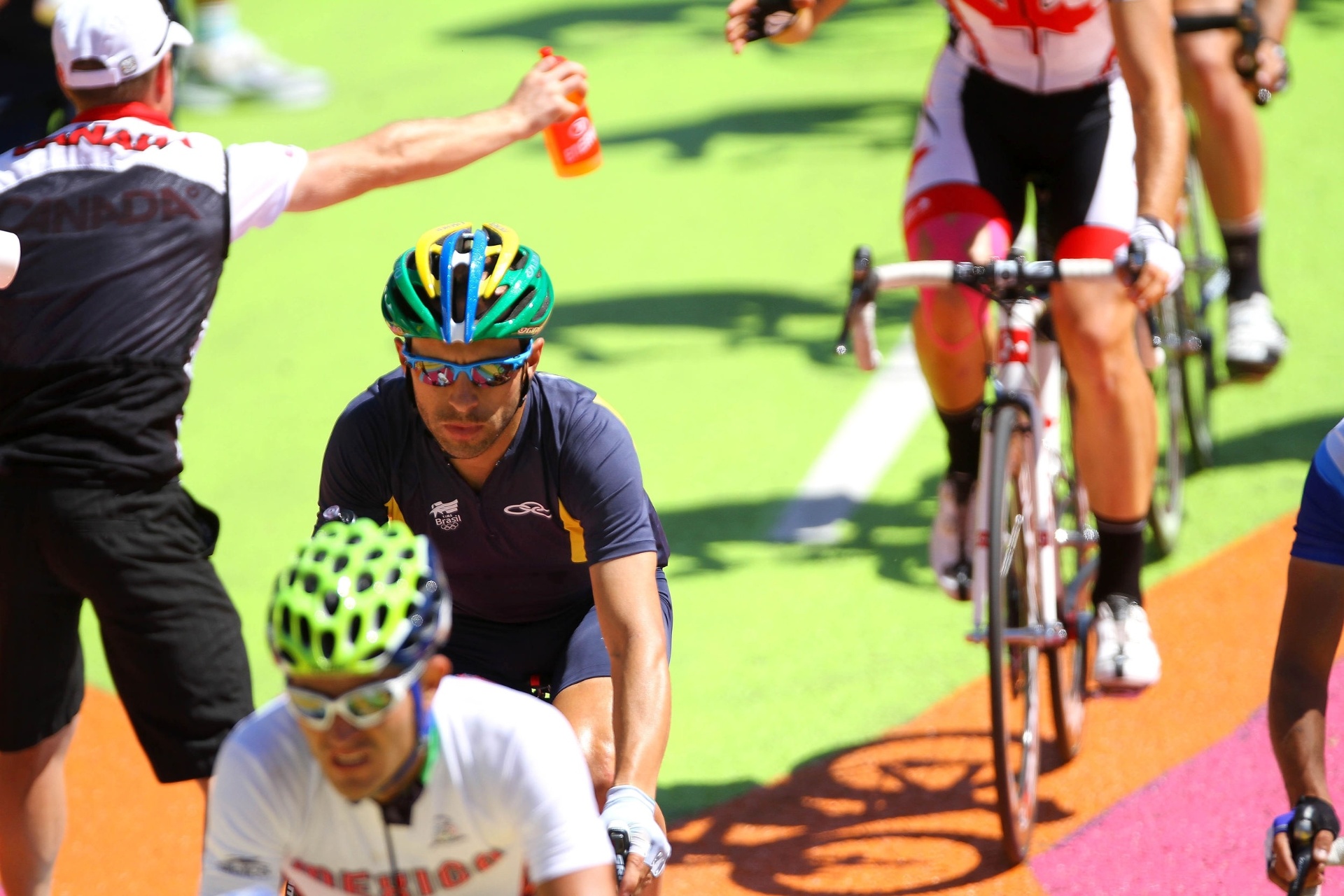 Murilo Fischer disputou o ciclismo de estrada, mas não conseguiu terminar a prova (22/10/2011)