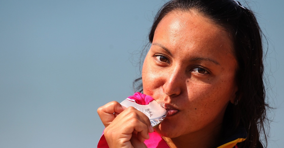 Poliana Okimoto beija a medalha de prata após chegar na 2ª colocação da maratona aquática em Guadalajara (22/10/2011)