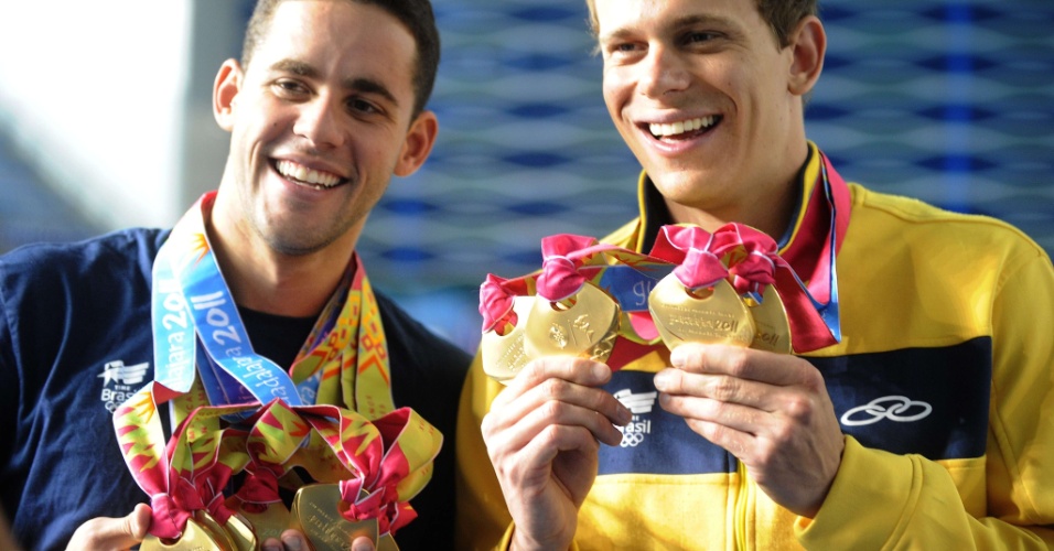 Thiago Pereira (e) e Cesar Cielo mostram as medalhas de ouro conquistadas por eles no Pan-2011