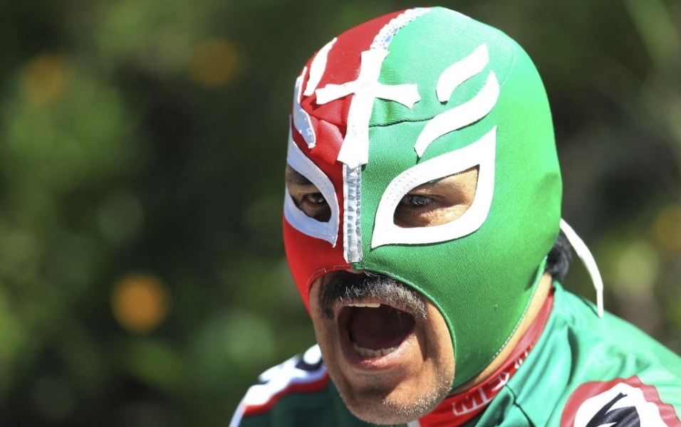 Torcedor mexicano vai assistir à disputa do ciclismo de estrada com mascara de 