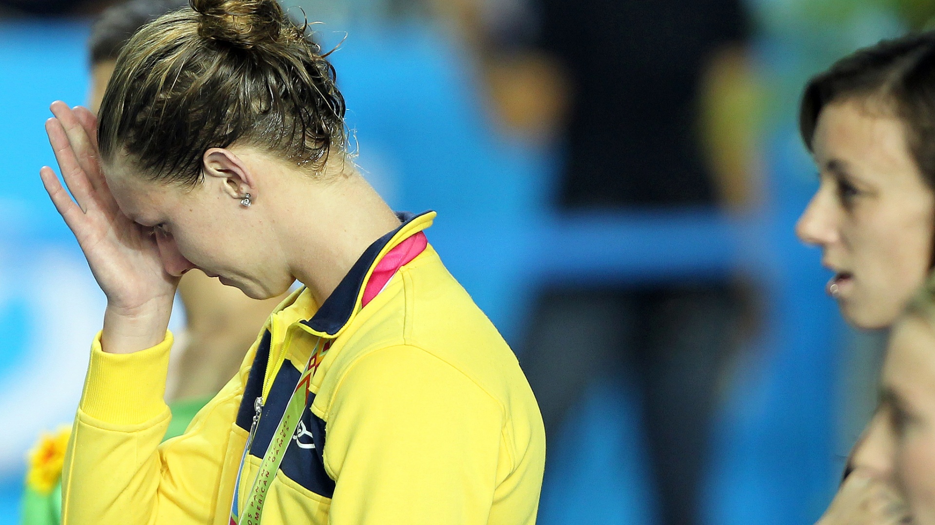 A brasileira Gracielle Hermann se emociona com a prata nos 50 m livre na natação