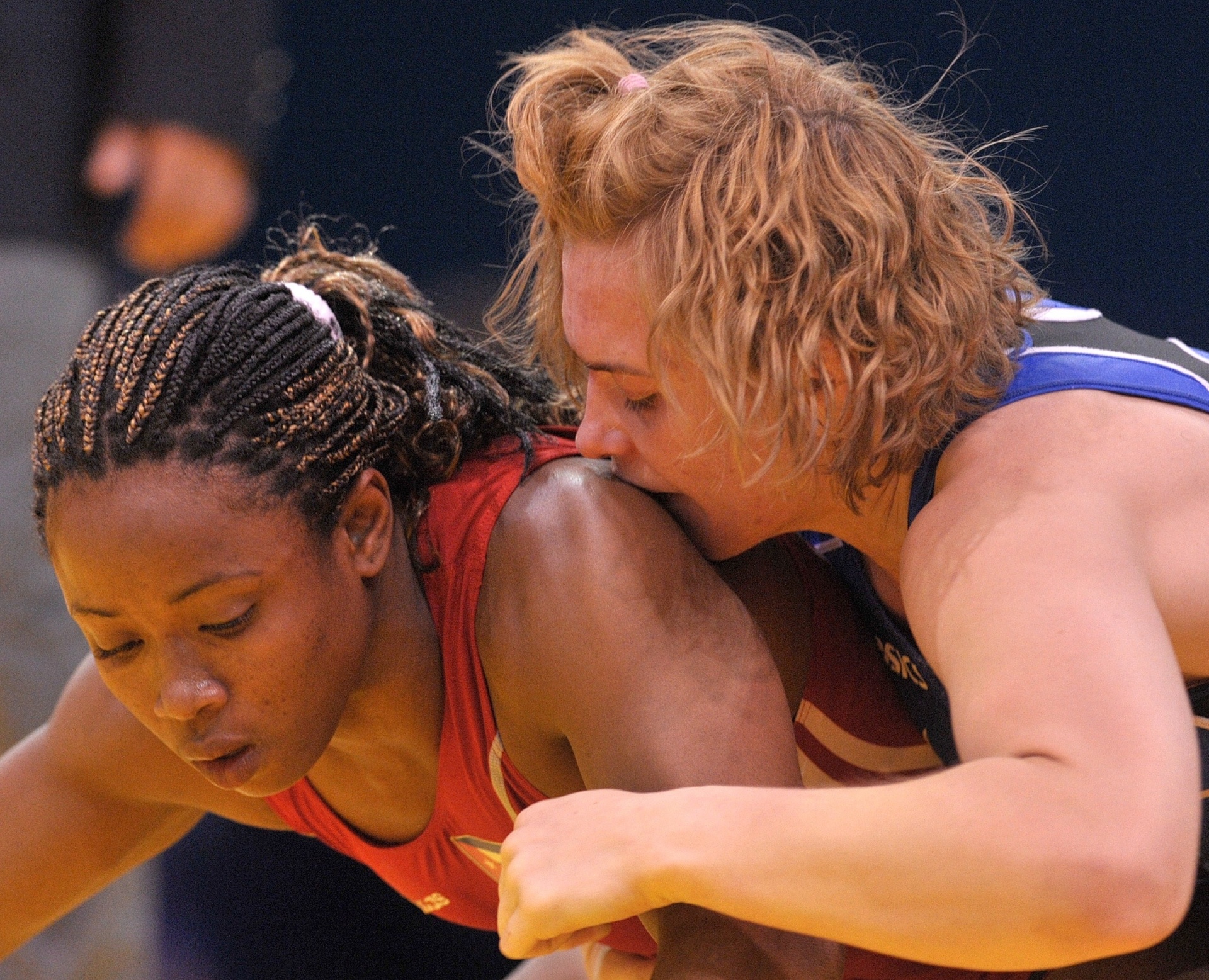 A cubana Katerina Vidiaux é agarrada pela norte-americana Elena Pirozhkov em combate de luta olímpica