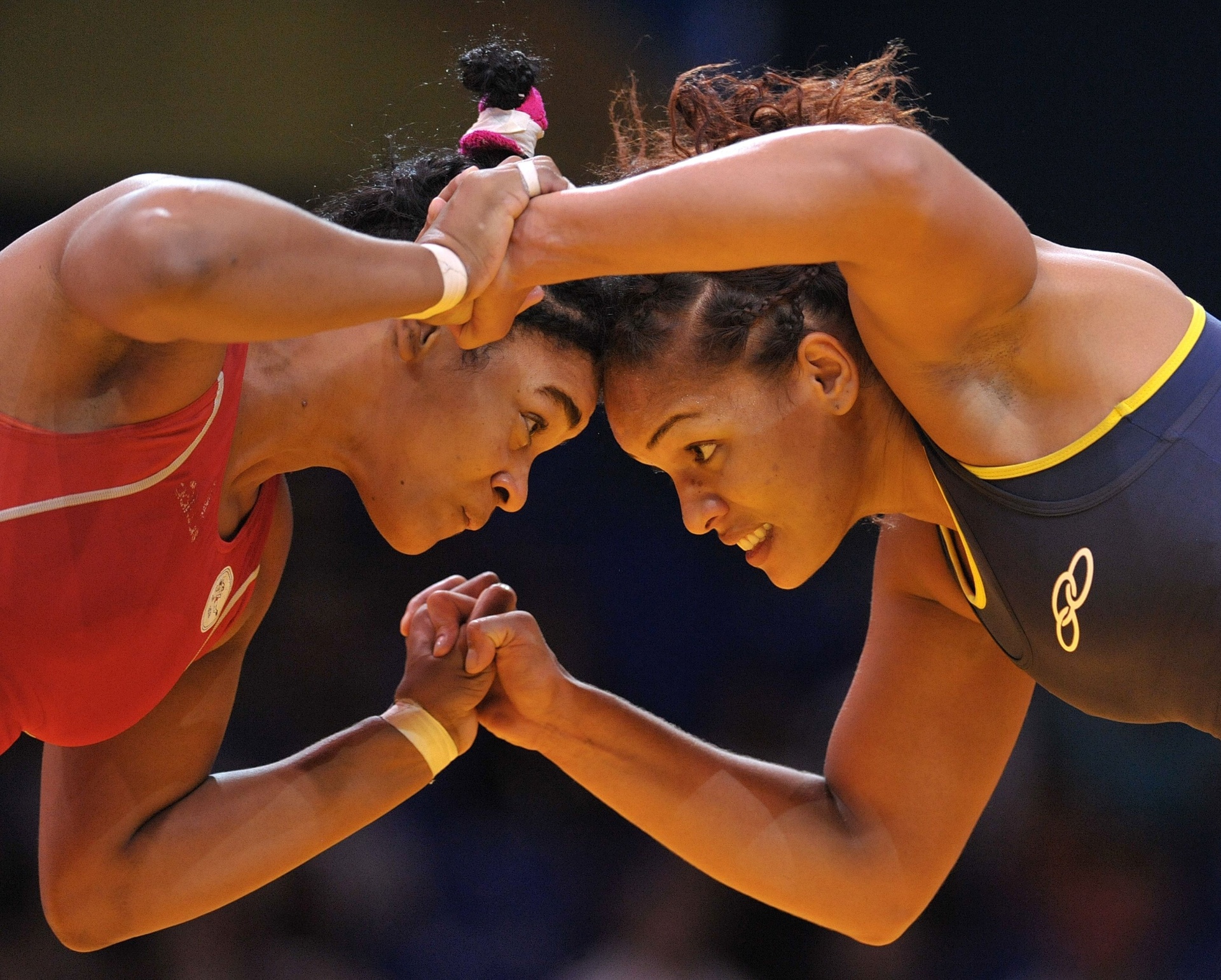 Lisset Hechevarria, de Cuba, e a brasileira Aline Ferreira se enfrentam na luta olímpica