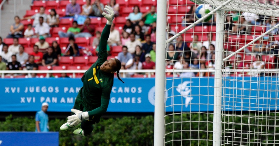 A goleira Bárbara se estica toda, mas não consegue evitar o gol da Costa Rica