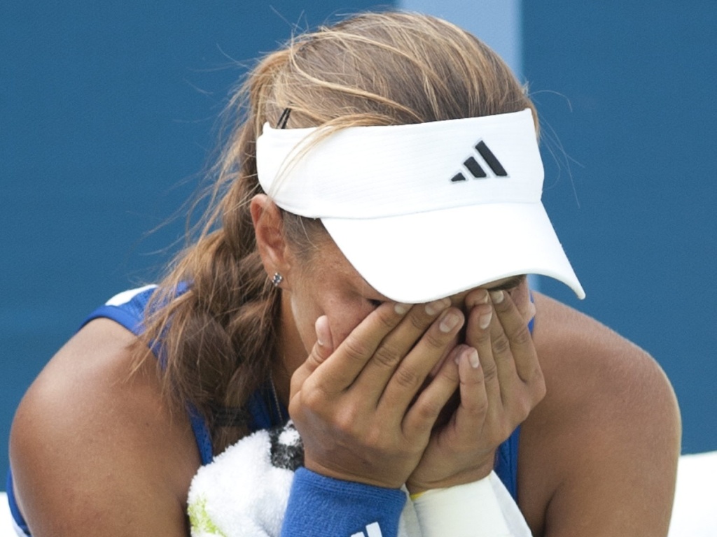 A tenista portorriquenha Mônica Puig chora depois de ser eliminada pela norte-americana Irina Falconi