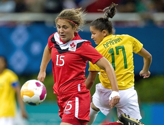 Brasileira Debinha perde na marcação e vê a canadense Elizabeth Woeller passar com a bola em partida da primeira fase do Pan (22/10/2011)