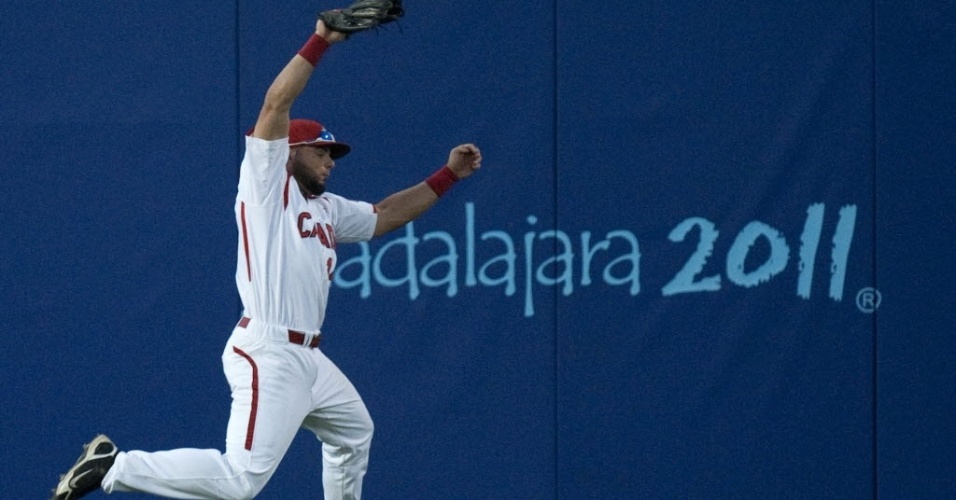 Canadense Timothy Smith salta para pegar a bola durante jogo de beisebol contra Cuba no Pan