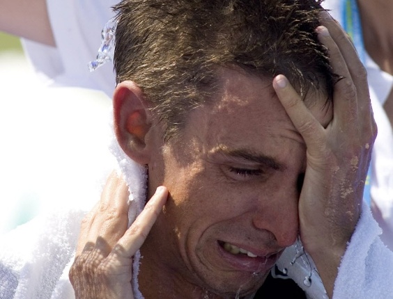 Exausto, canadense BrentMcMahon chora após completar a prova do triatlo no Pan-Americano (23/10/2011)