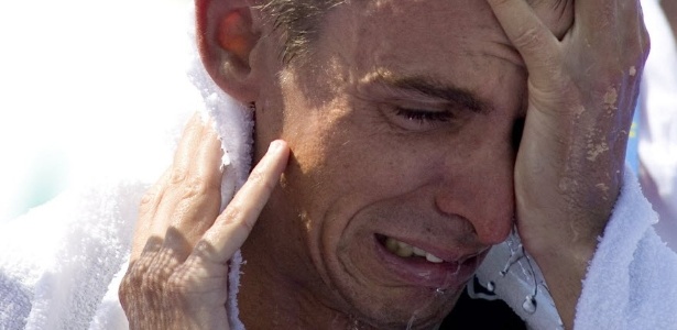 Exausto, canadense BrentMcMahon chora após completar a prova do triatlo no Pan-Americano (23/10/2011)