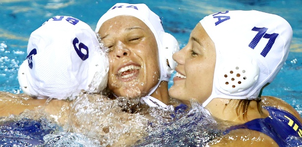 Meninas do pólo aquático brasileiro comemoram vitória contra o México na estreia