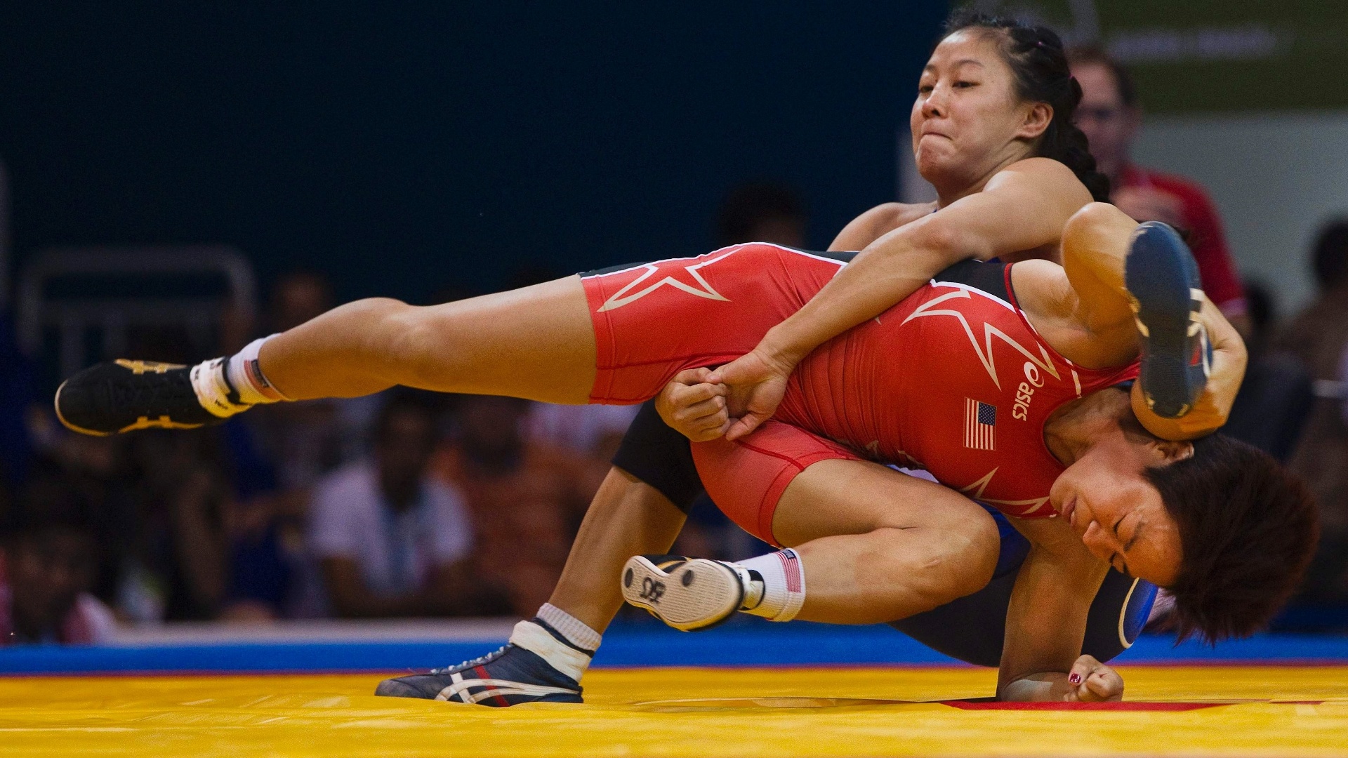 Na final da luta olímpica, categoria até 48kg, a canadense Carol Huynh (de azul) derrotou a norte-americana Clarissa Chun