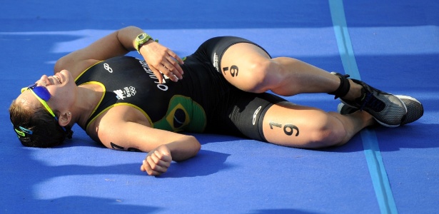 Pâmella Oliveira se jogou no chão após completar em terceiro lugar no triatlo 