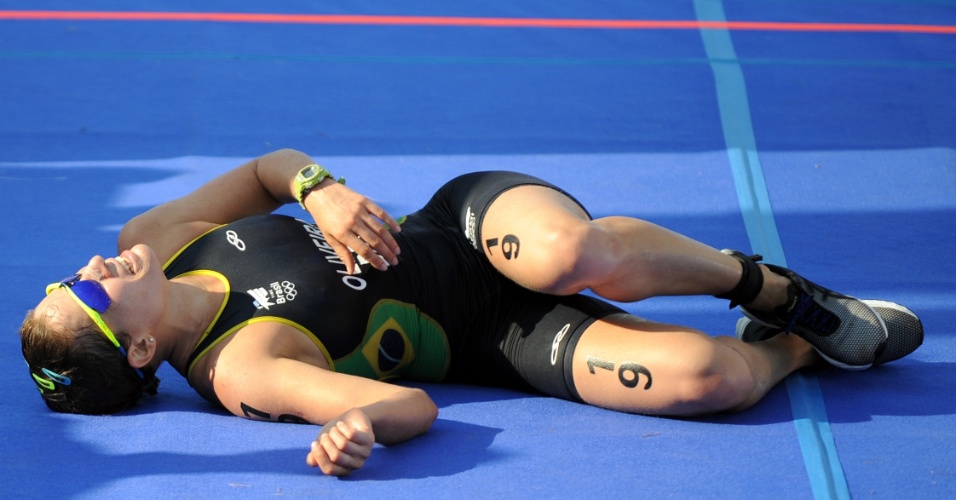 Pâmella Oliveira se jogou no chão após completar em terceiro no triatlo (23/10/2011)
