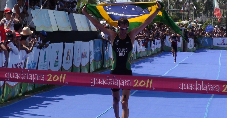 Reinaldo Colucci cruza a linha de chegada e conquista a medalha de ouro no triatlo (23/10/2011)
