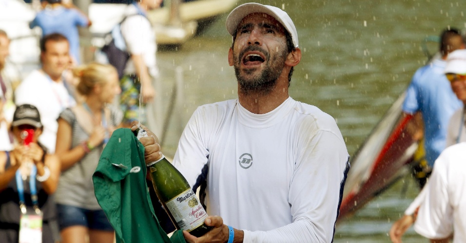 Ricardo Winicki, o Bimba, comemora lançando champanhe após a conquista da medalha de ouro na RS:X (23/10/2011)
