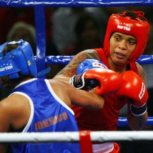 Adriana Araújo (de vermelho) em ação no Pan de Guadalajara; brasileira garante vaga no boxe feminino