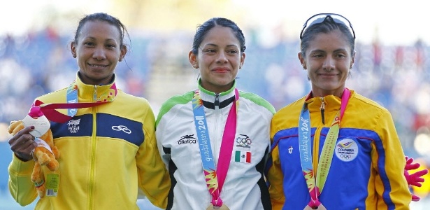 Brasileira Cruz Nonata comemora sua prata nos 10.000 m, no primeiro dia do atletismo nas pistas do Pan de Guadalajara
