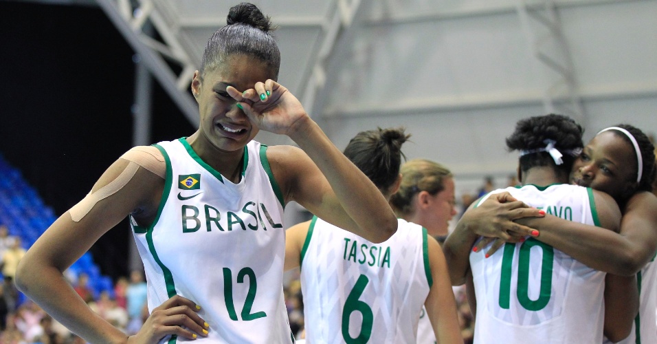 Damiris chora após a eliminação do Brasil para Porto Rico no basquete feminino