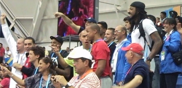 Jogadores da seleção masculina de Porto Rico comemoram vitória do time feminino