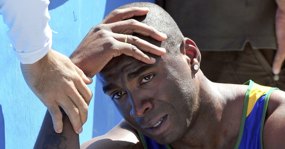 Luiz Araújo chora depois de abandonar a prova do salto em distância no decatlo (24/10/2011)