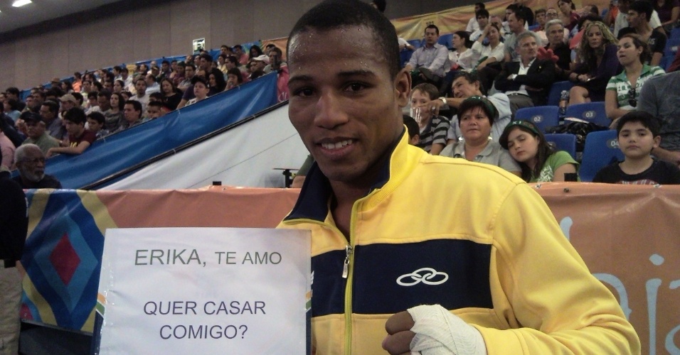 Robson Conceição vence semi do boxe e pede namorada em casamento (24/10/2011)