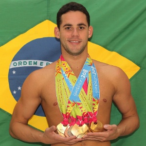 Thiago Pereira exibe suas oitos medalhas conquistadas no Pan-Americano de Guadalajara - Satiro Sodré/AGIF