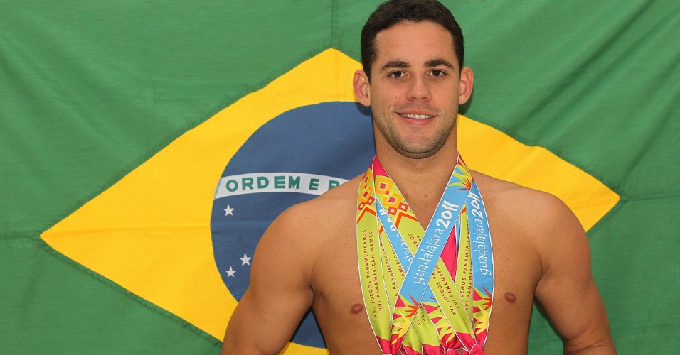 Thiago Pereira exibe suas oitos medalhas conquistadas em Guadalajara