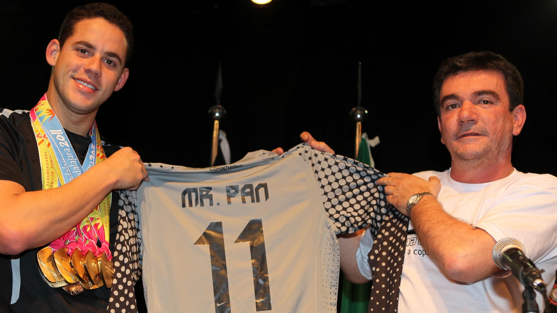 Thiago Pereira foi recebido pelo presidente Andrés sanchez e ganhou de presente a camisa 11 do Corinthians (24/10/2011)