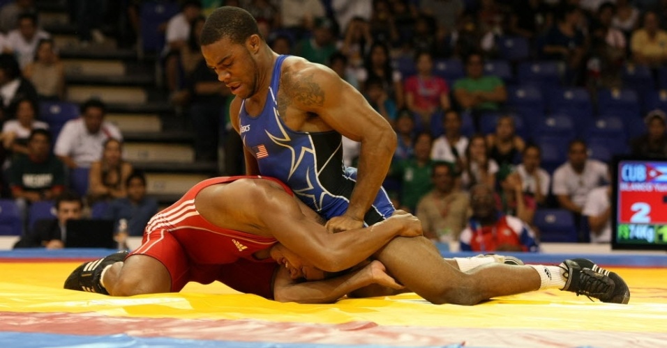 Cubano Yunierki Blanco fica com a cabeça no meio das pernas do norte-americano Jordan Burroughs na luta olímpica do Pan de Guadalajara (outubro/2012)