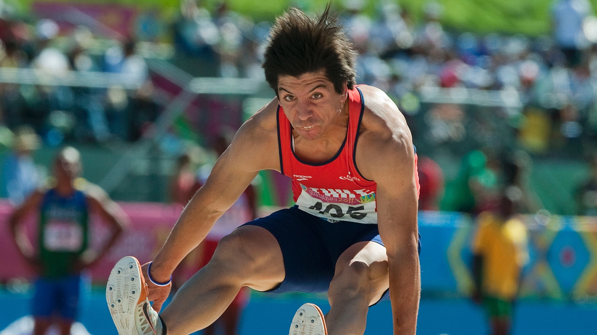 Daniel Pineda, do Chile, realiza uma de suas tentativas durante a prova do salto em distância em Guadalajara
