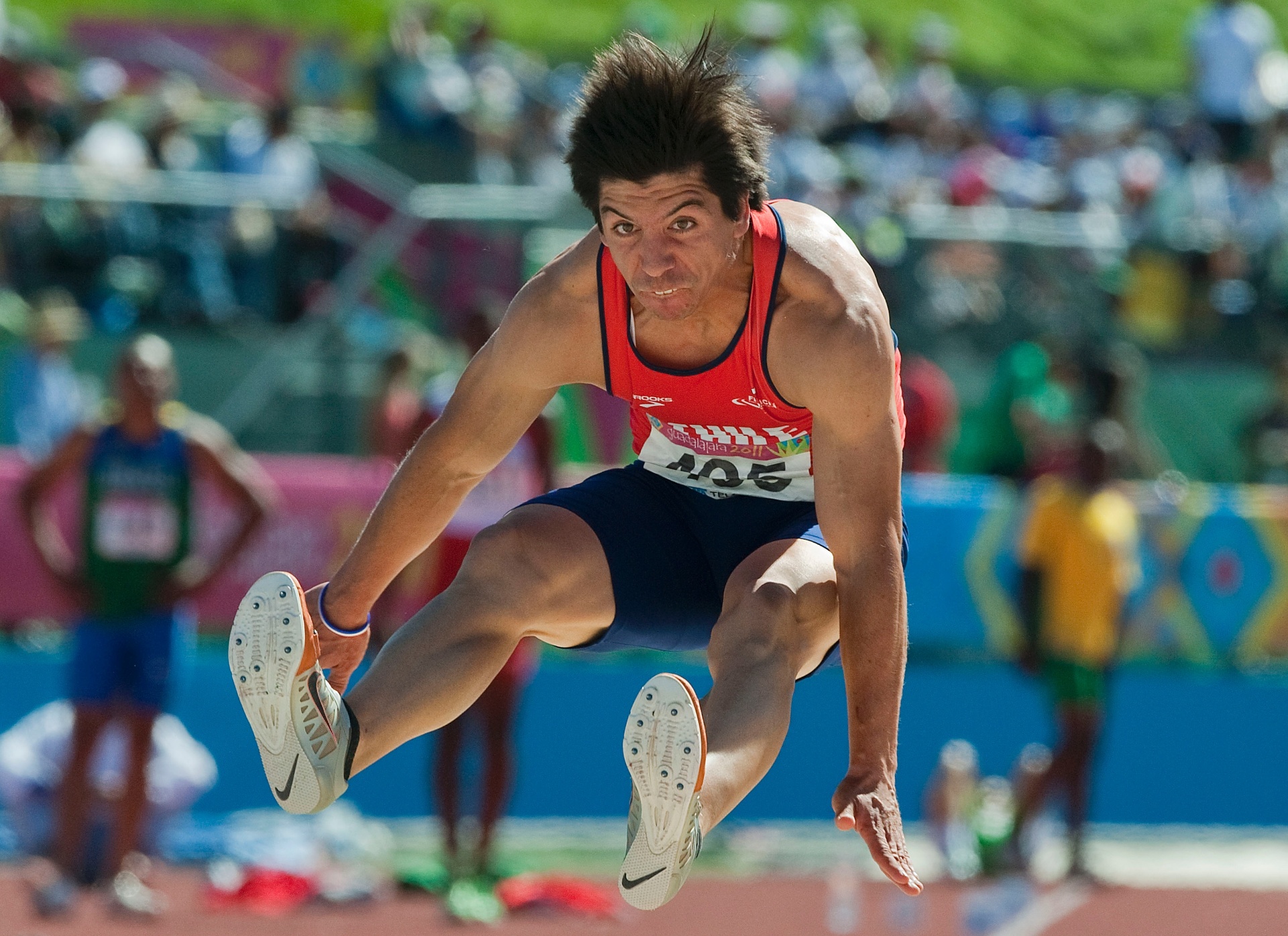 Daniel Pineda, do Chile, realiza uma de suas tentativas durante a prova do salto em distância em Guadalajara