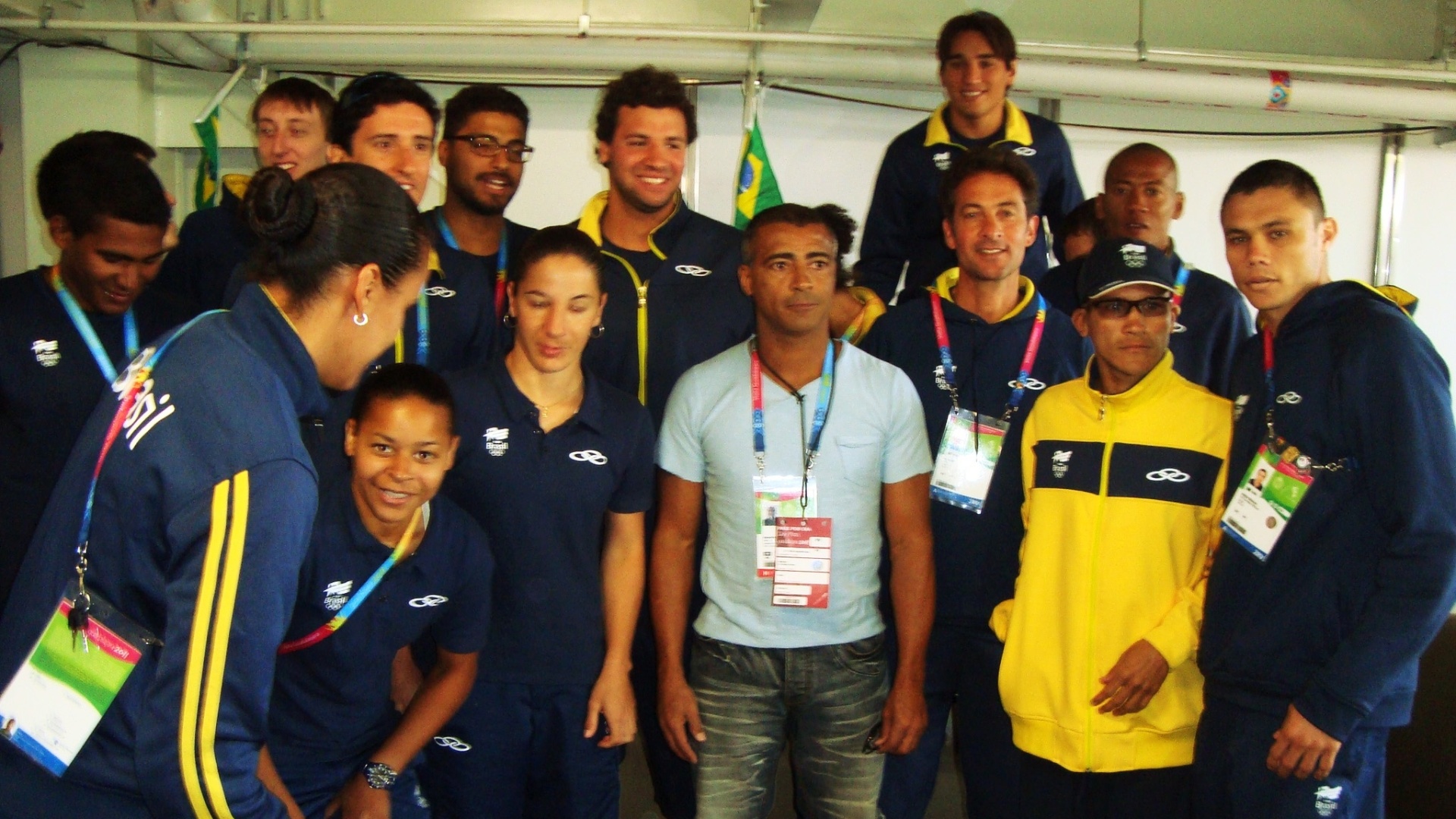 Romário visita a Vila Pan-Americana e posa para fotos com atletas brasileiros