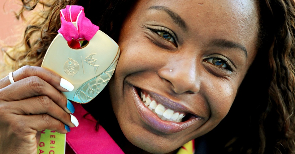 Rosângela Santos comemora com sua medalha de ouro a vitória nos 100 m rasos no Pan de Guadalajara (25/10/2011)