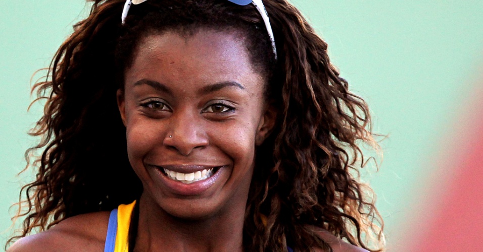 Rosangela Santos sorri após conquistar o ouro nos 100 m rasos em Guadalajara (25/10/2011)