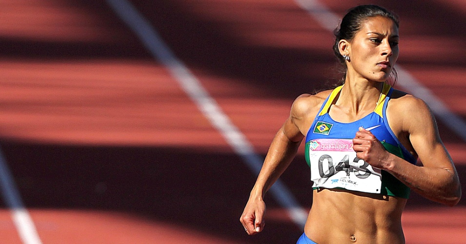 Ana Claudia Lemos corre na preliminar dos 200 m rasos, durante o terceiro dia do atletismo na pista do Pan de Guadalajara
