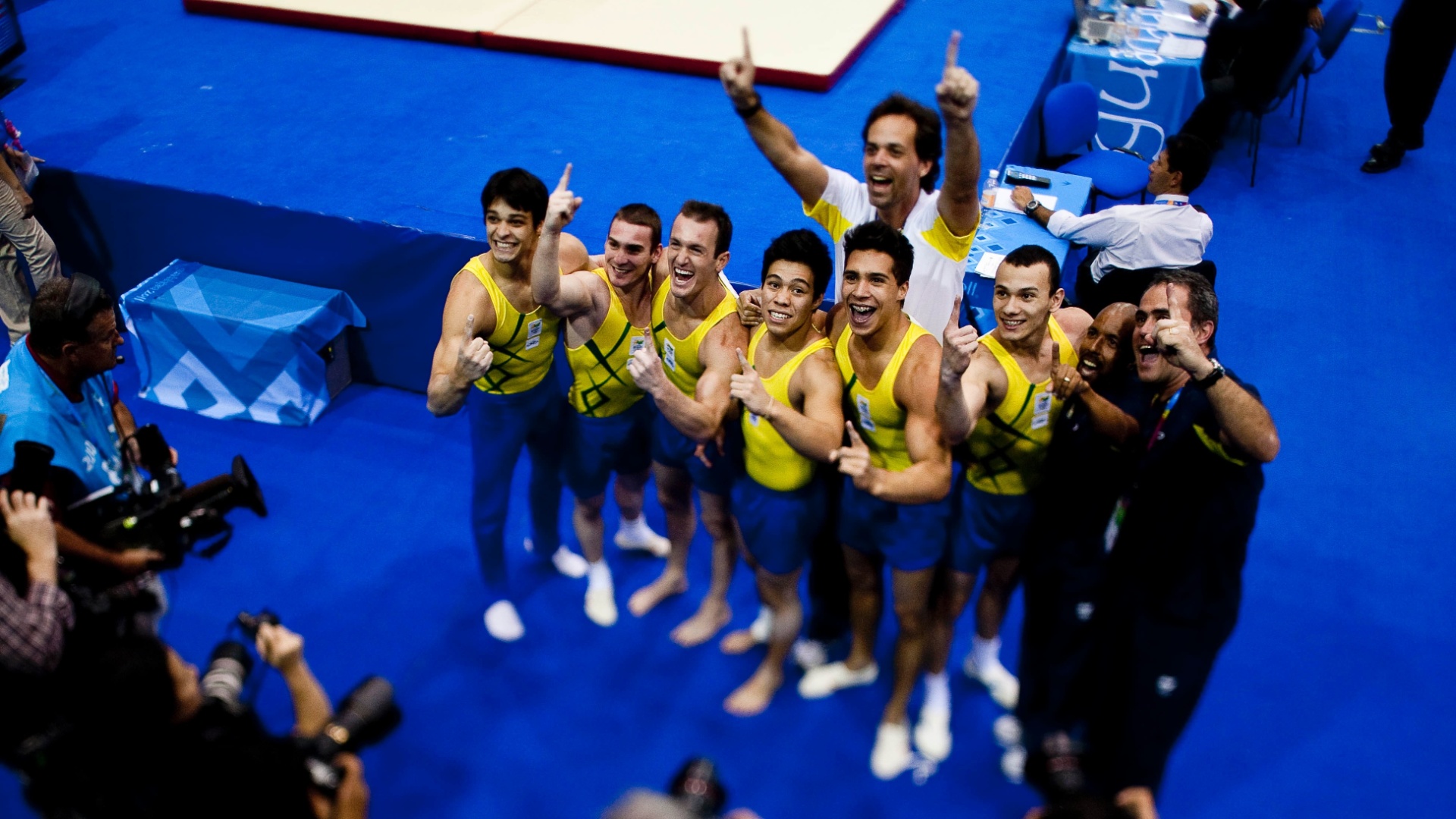 Atletas brasileiros comemoram o ouro por equipes na ginástica artística do Pan