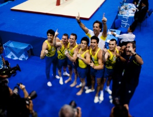 Ginastas brasileiros comemoram a conquista do ouro por equipes nos Jogos Pan-Americanos 