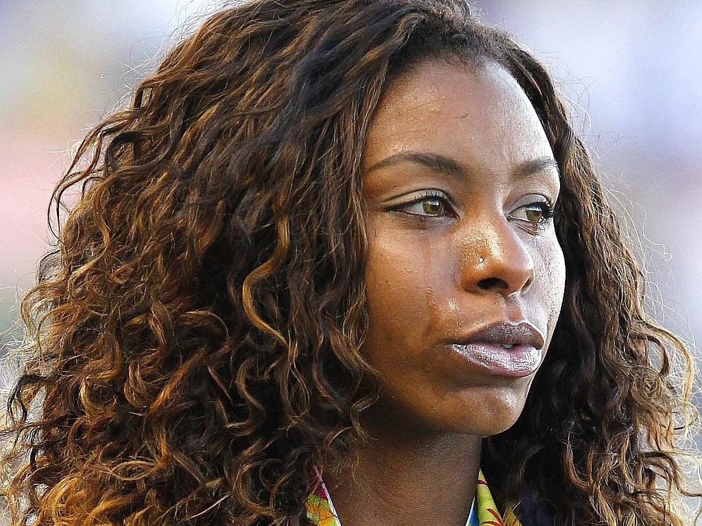Brasileira Rosângela Santos chora no pódio dos 100 m rasos, ao ser premiada com a medalha de ouro no Pan (25/10/2011)