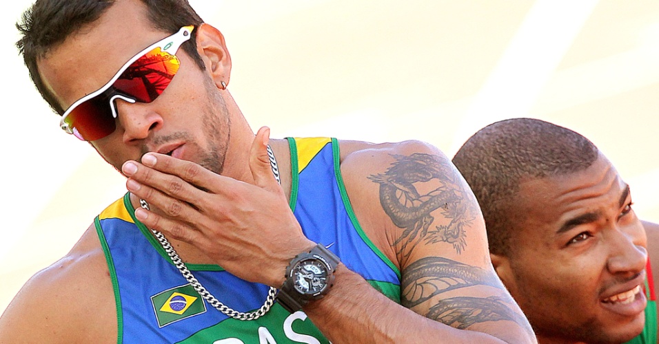 Bruno Lins comemora mandando beijo a vitória em sua bateria na preliminar dos 200 m (26/10/2011)
