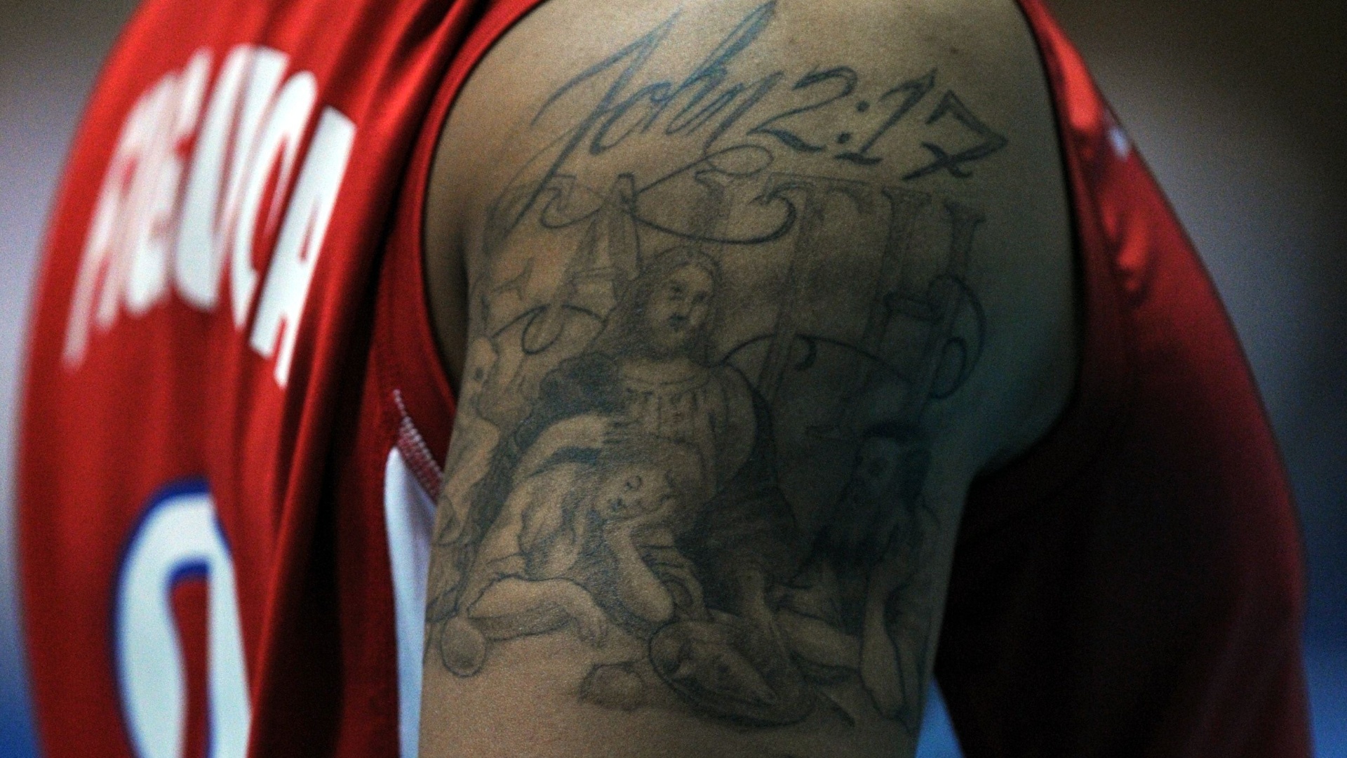 Detalhe da tatuagem do portorriquenho Roberto Muniz durante o jogo de vôlei contra o Canadá