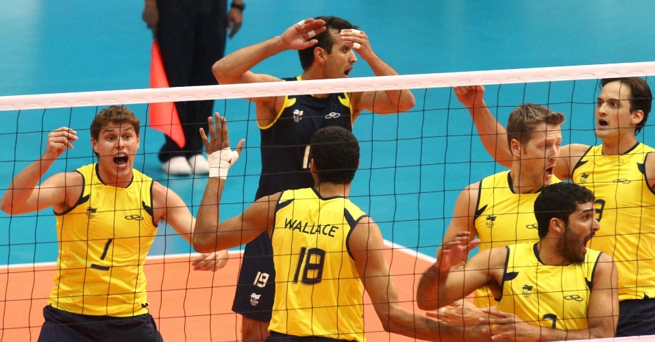 Jogadores da seleção brasileira de vôlei reclamam com a arbitragem durante a partida contra os Estados Unidos (26/10/2011)