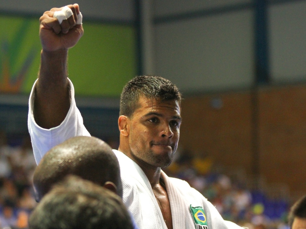 Luciano Correa comemora conquista da medalha de ouro no Pan de Guadalajara (26/10/2011)