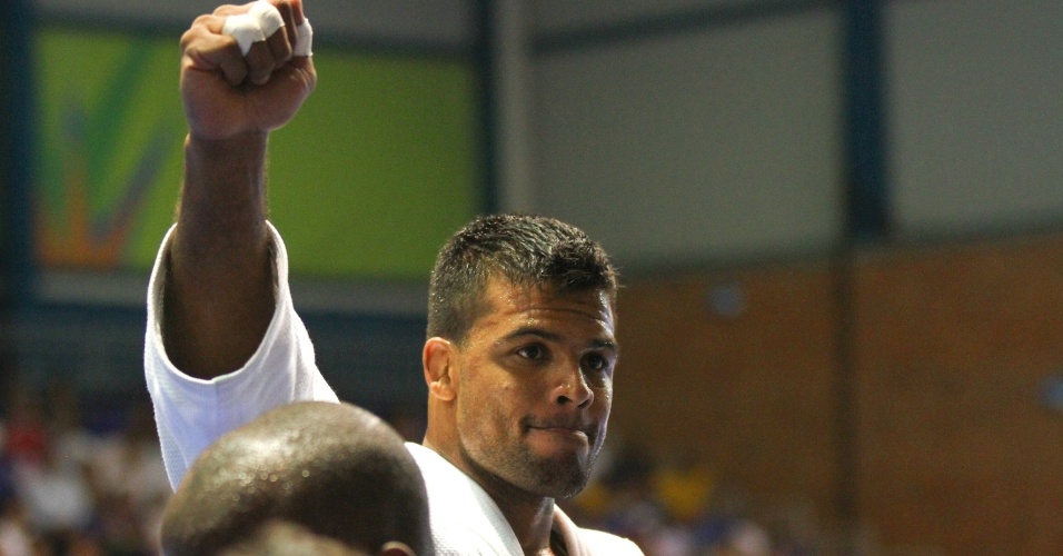 Luciano Correa comemora conquista da medalha de ouro no Pan de Guadalajara (26/10/2011)