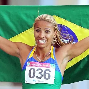 Lucimara Silvestre comemora com a bandeira brasileira seu ouro no heptatlo (26/10/2011) - Flavio Florido/UOL